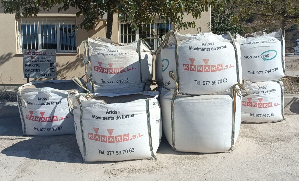 Sacas de áridos de Kanars preparadas para suministro